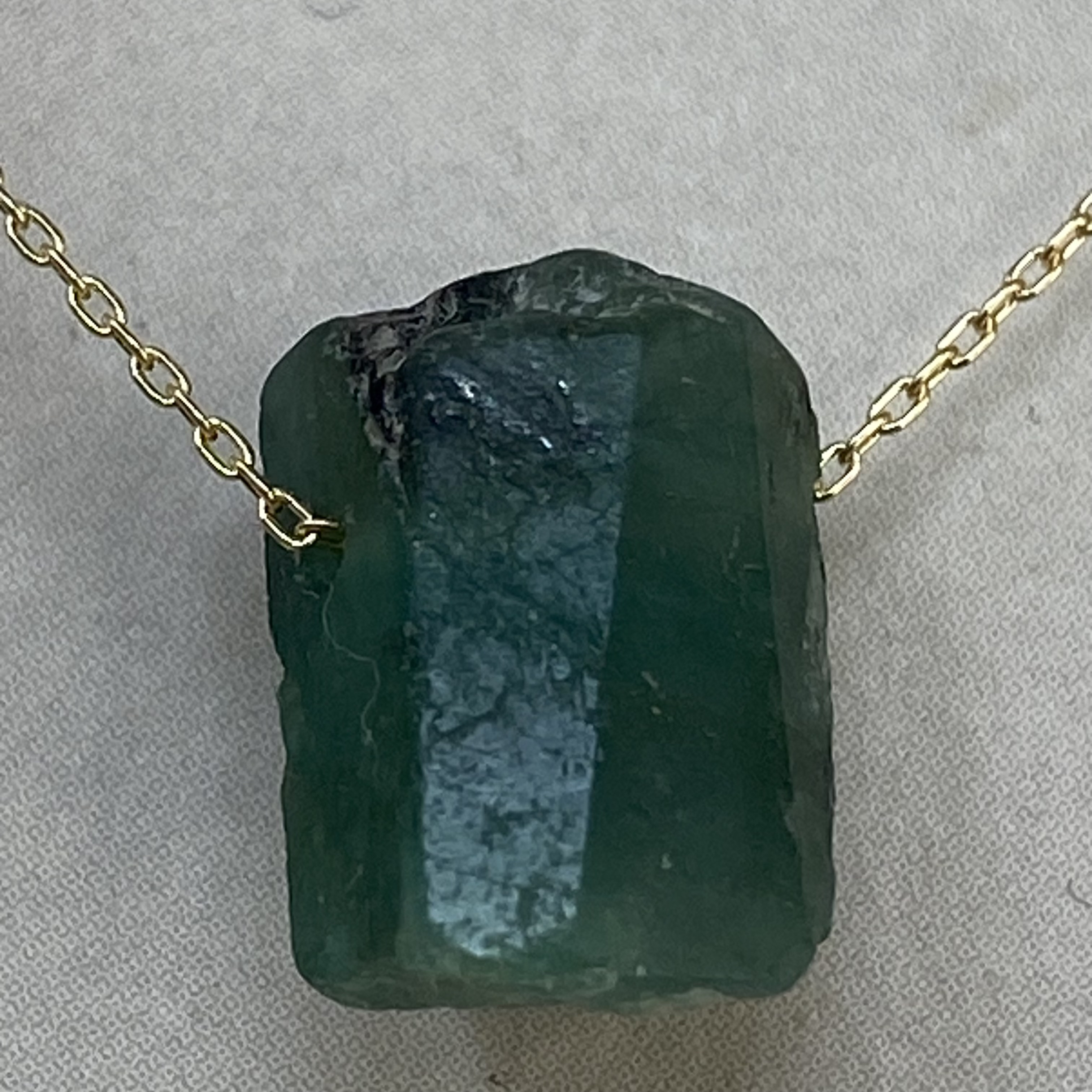 K18YG  AU750 18金 天然エメラルド原石　6ct アズキチェーンネックレス (幅0.7mm)