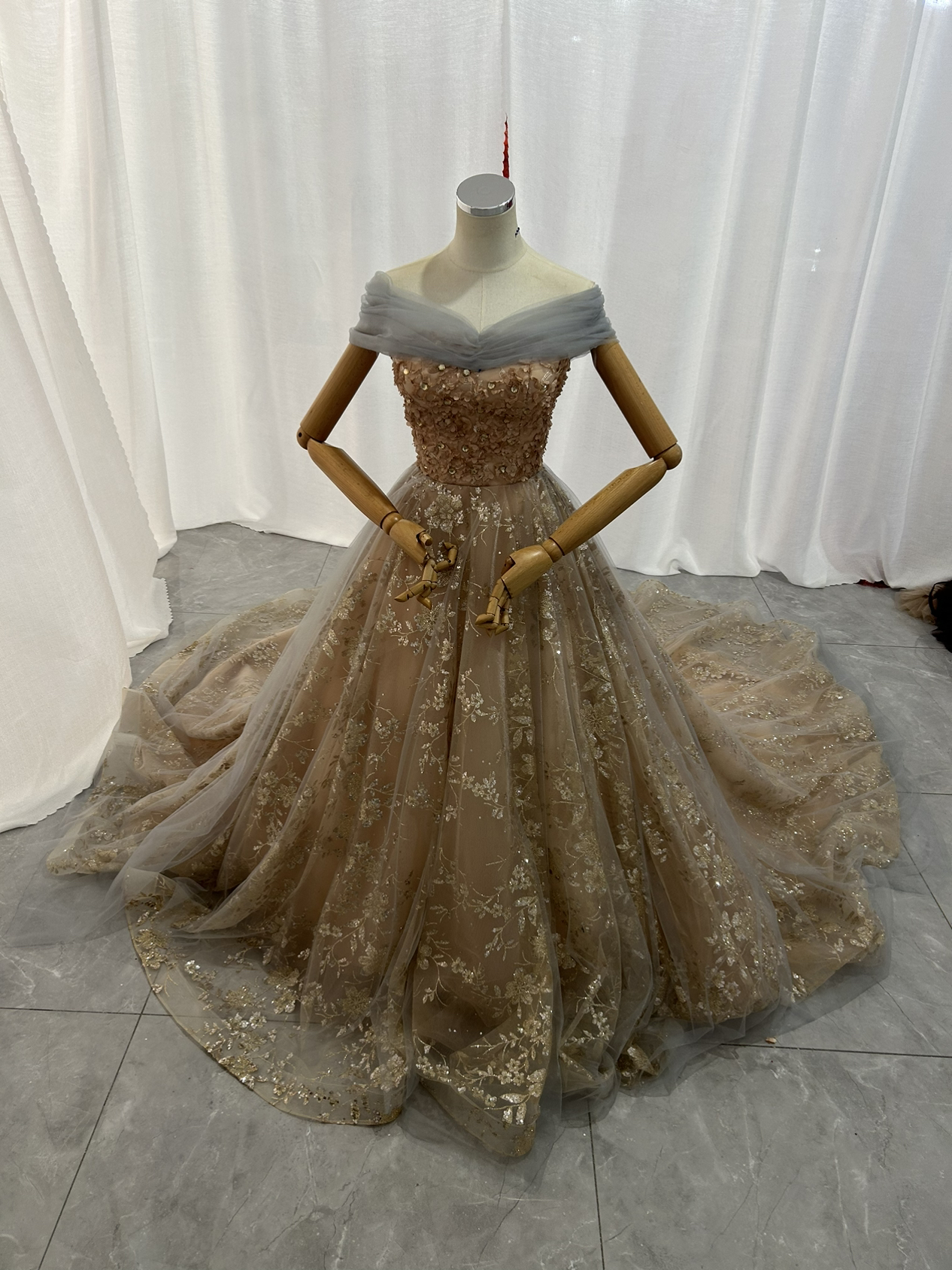 フランス風 カラードレス シャンパン色 取り外しオフショルダー キラキラ光る刺繍 披露宴