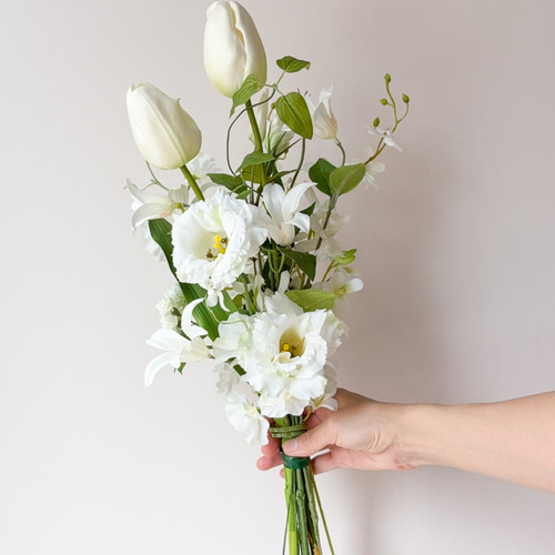 ブートニア付き】チューリップのホワイトブーケ／アーティフィシャル