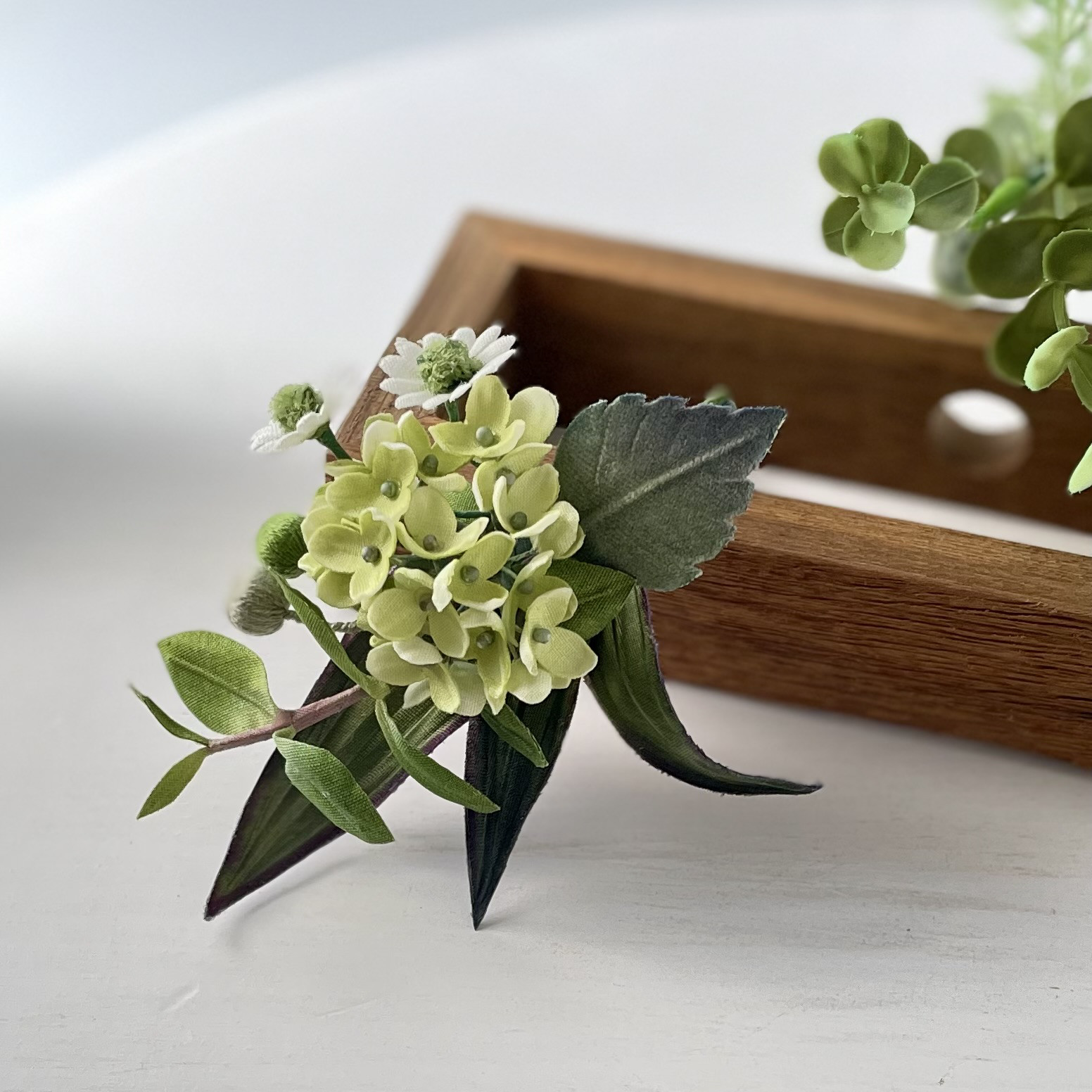 布花アナベルを中心にグリーンでまとめたブーケコサージュ