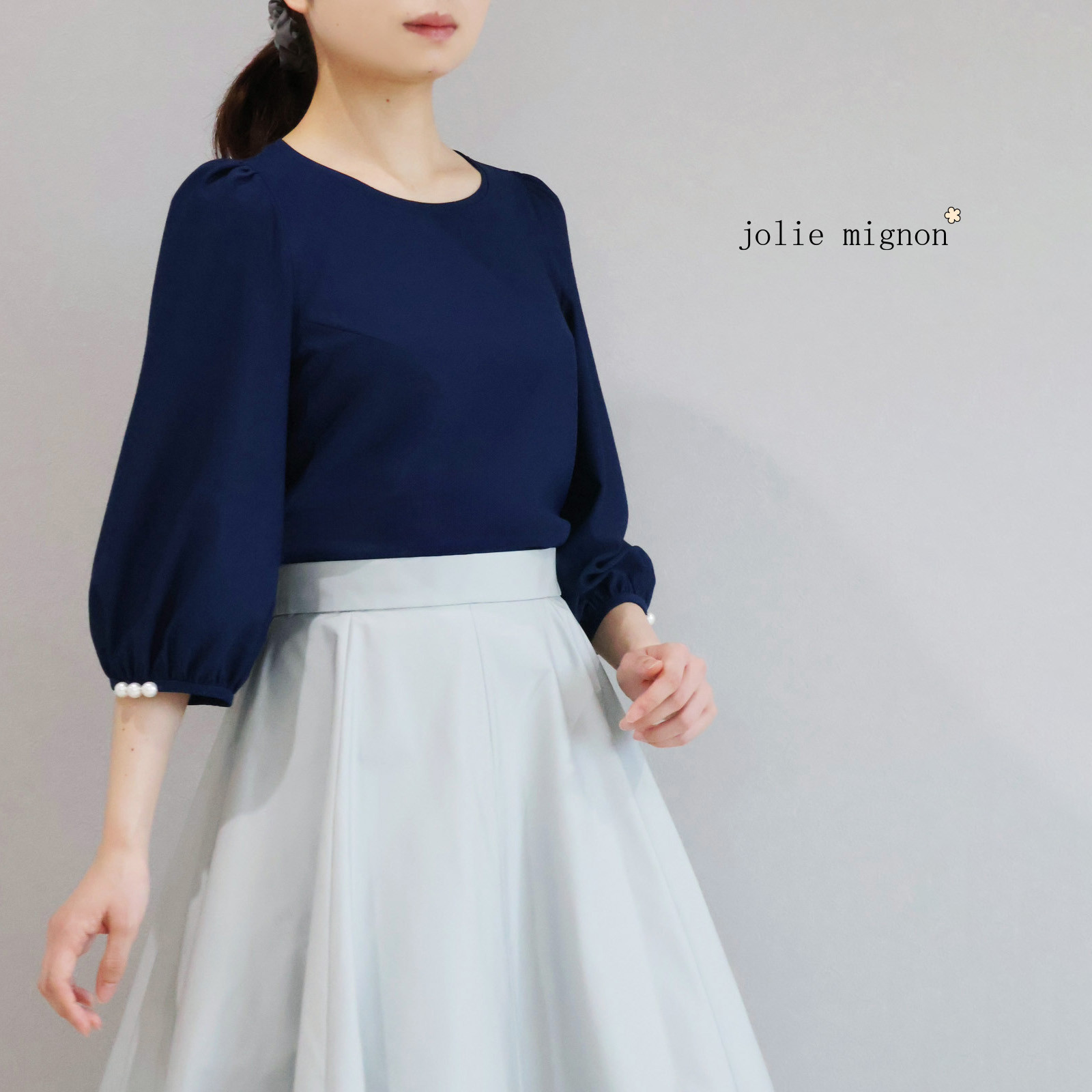 【暑い日も快適◎ブラウス調カットソー】パール付き 7分袖パフスリーブカットソー【ネイビー】