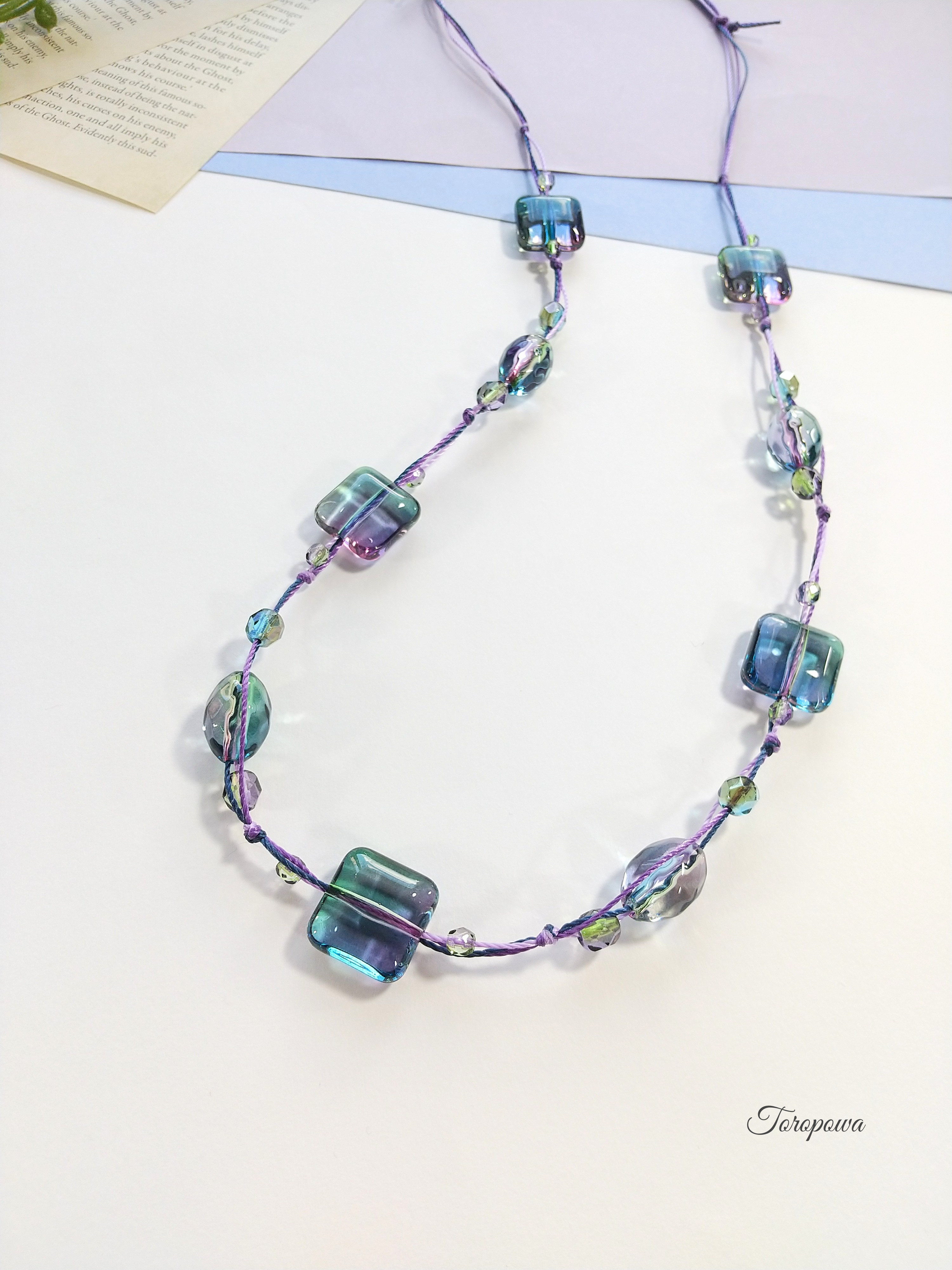 金属アレルギー対応 長さ調整可パープルブルー紫青カラーアクリル＆ガラスビーズ軽くて着けやすいカラーコードロングネックレス