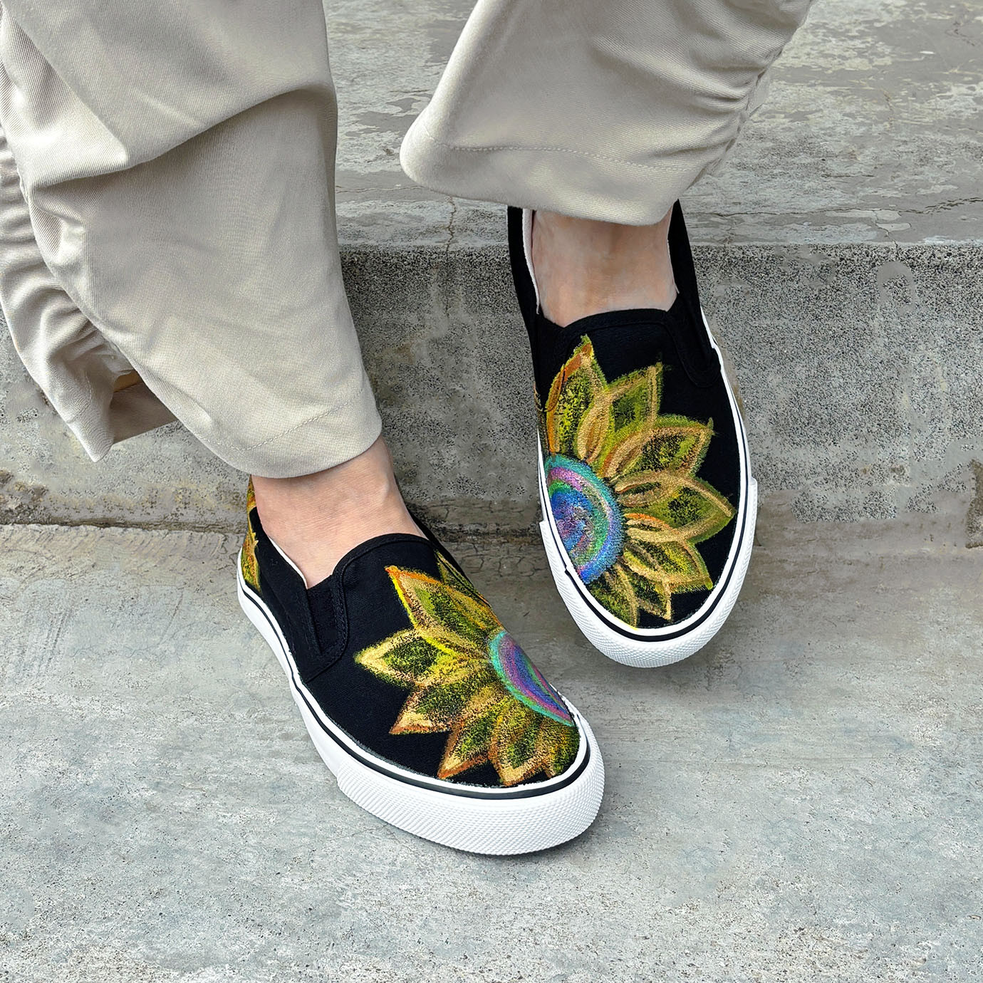 スニーカー「Himawari B -向日葵- 」左右に大きく描いたひまわり！スリッポン！ユニセックス【2E】【受注制作】