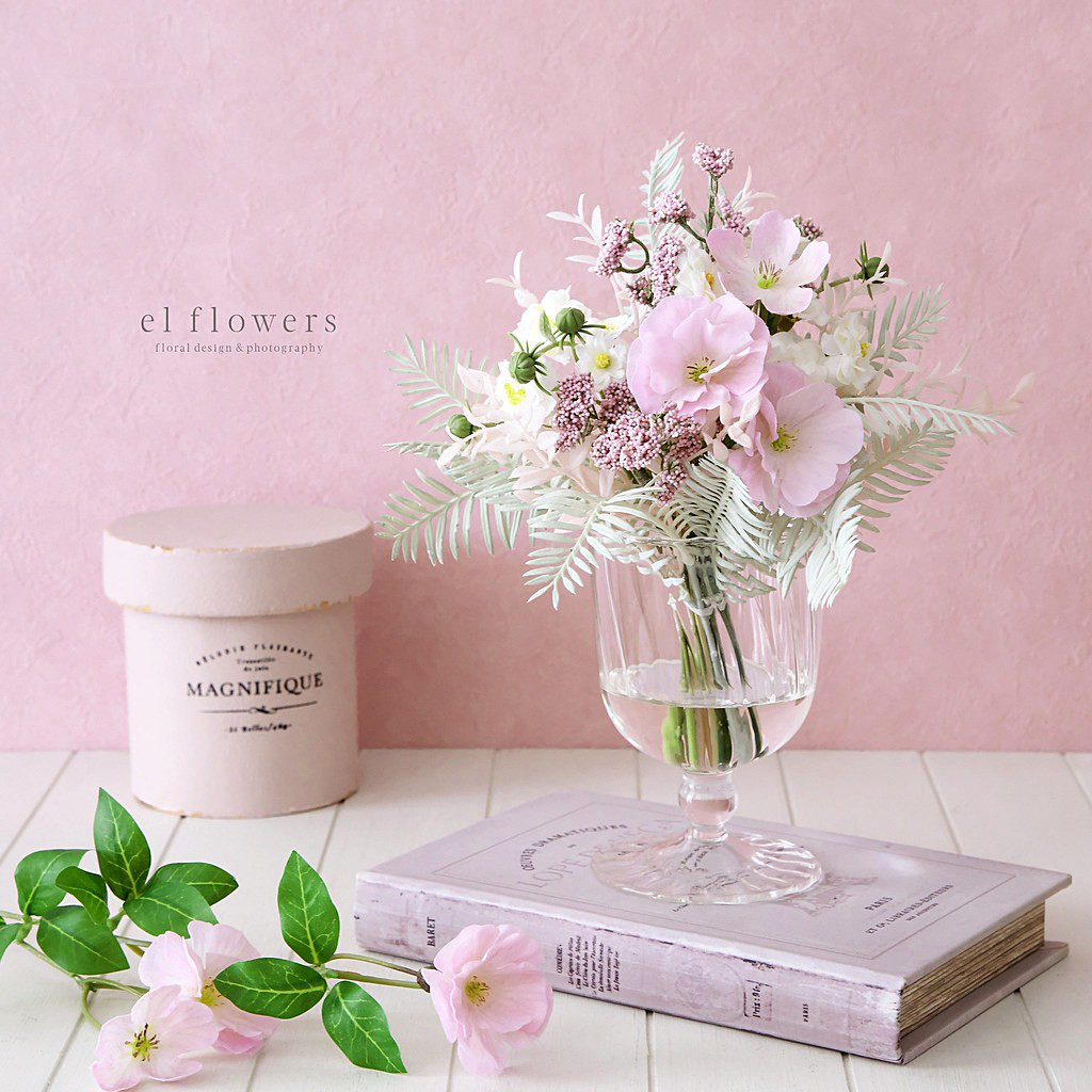 桜色　ペールカラーのグラスウォーターアレンジ