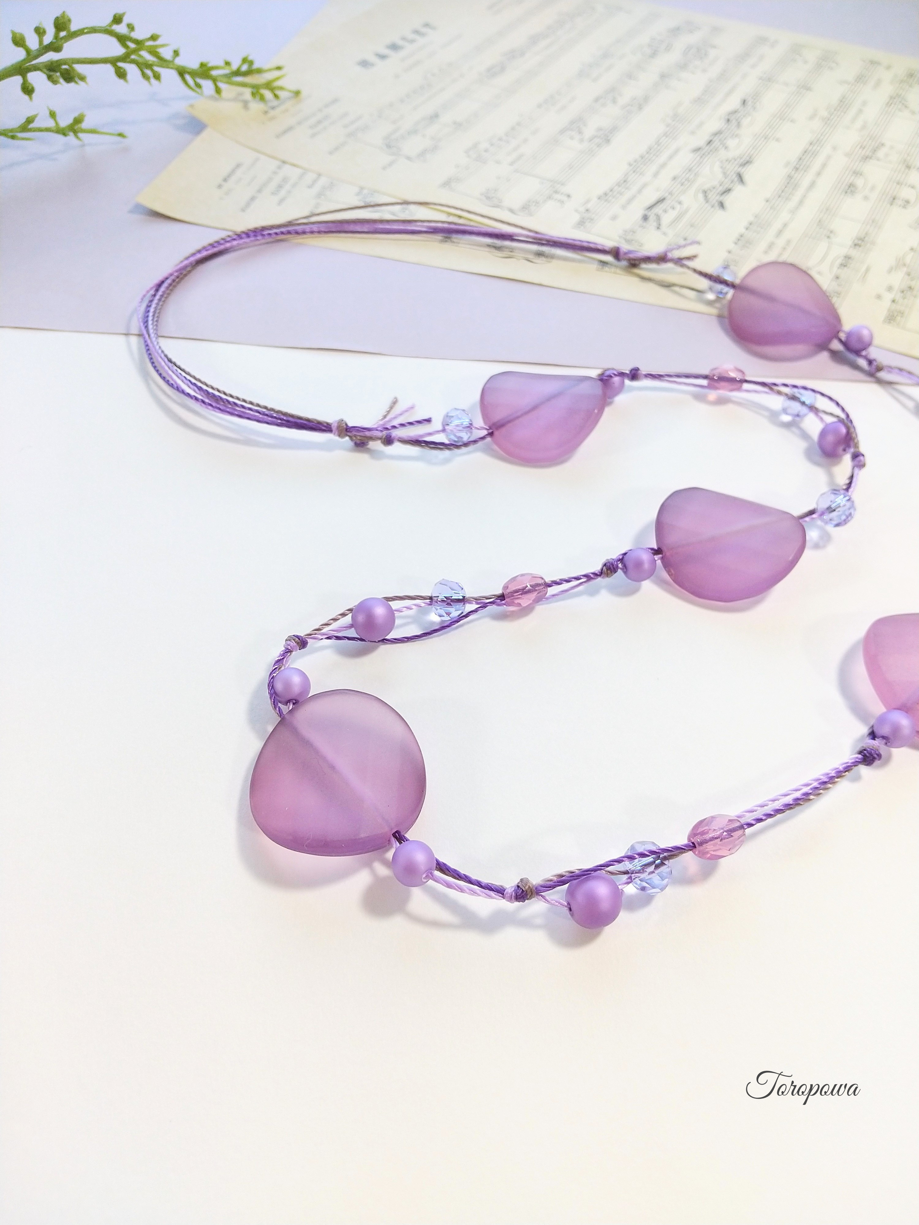 金属アレルギー対応 長さ調整可マット艶消しパープル紫カラーアクリル＆ガラスビーズ軽くて着けやすいカラーコードネックレス