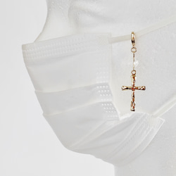 【4月の誕生石】 万能な力を発揮する ダイヤカット水晶と十字架のマスクチャーム（天然石/ゴールドカラー） 2枚目の画像