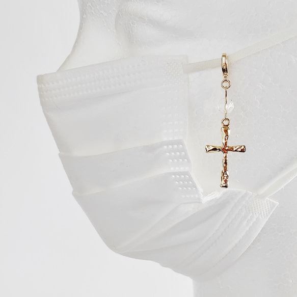 【4月の誕生石】 万能な力を発揮する ダイヤカット水晶と十字架のマスクチャーム（天然石/ゴールドカラー） 2枚目の画像