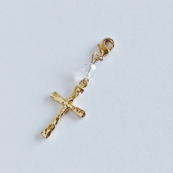 【4月の誕生石】 万能な力を発揮する ダイヤカット水晶と十字架のマスクチャーム（天然石/ゴールドカラー） 3枚目の画像
