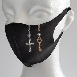 【4月の誕生石】 万能な力を発揮する ダイヤカット水晶と十字架のマスクチャーム（天然石/ゴールドカラー） 4枚目の画像