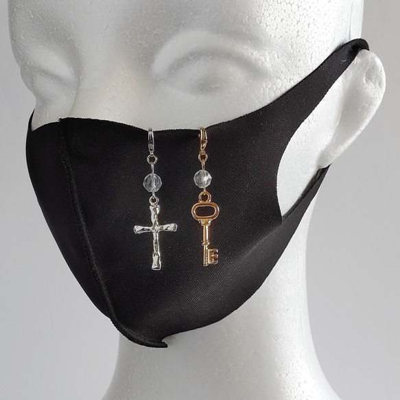 【4月の誕生石】 万能な力を発揮する ダイヤカット水晶と十字架のマスクチャーム（天然石/ゴールドカラー） 4枚目の画像