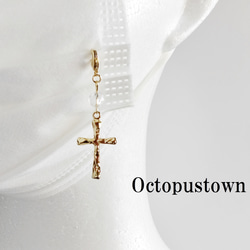 【4月の誕生石】 万能な力を発揮する ダイヤカット水晶と十字架のマスクチャーム（天然石/ゴールドカラー） 1枚目の画像