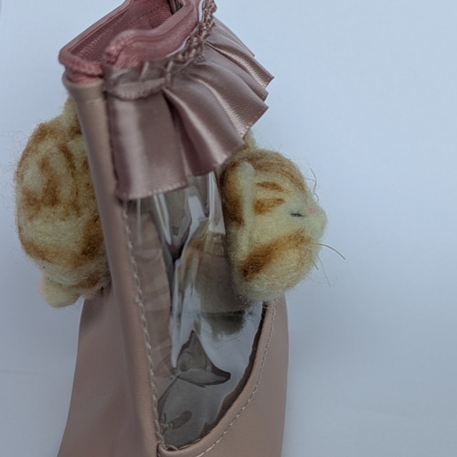 羊毛フェルト ふわふわ茶トラ猫ちゃんクリアポーチくすみピンク 猫ケツ