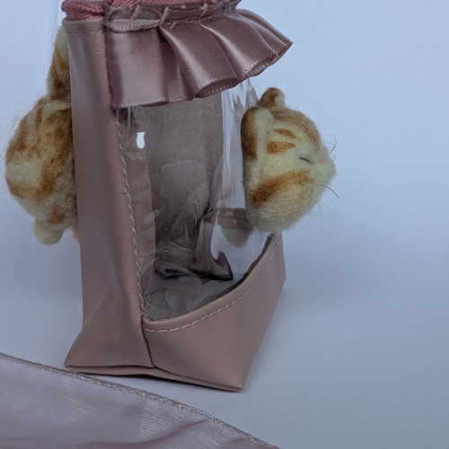 羊毛フェルト ふわふわ茶トラ猫ちゃんクリアポーチくすみピンク 猫ケツ