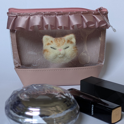 羊毛フェルト ふわふわ茶トラ猫ちゃんクリアポーチくすみピンク 猫ケツ
