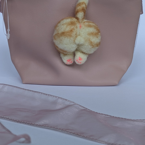 羊毛フェルト ふわふわ茶トラ猫ちゃんクリアポーチくすみピンク 猫ケツ