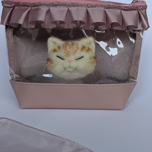 羊毛フェルト ふわふわ茶トラ猫ちゃんクリアポーチくすみピンク 猫ケツ