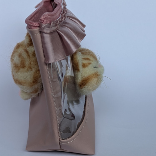 羊毛フェルト ふわふわ茶トラ猫ちゃんクリアポーチくすみピンク 猫ケツ