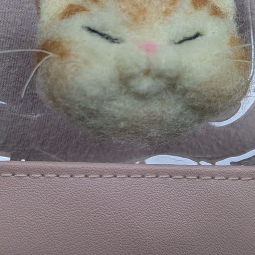 羊毛フェルト ふわふわ茶トラ猫ちゃんクリアポーチくすみピンク 猫ケツ