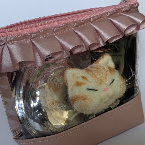 羊毛フェルト ふわふわ茶トラ猫ちゃんクリアポーチくすみピンク 猫ケツ