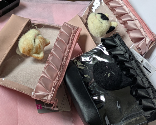 羊毛フェルト ふわふわ茶トラ猫ちゃんクリアポーチくすみピンク 猫ケツ