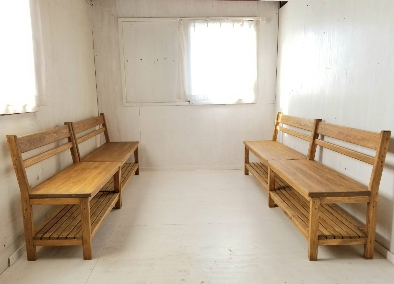 無垢ヒノキで造る　背もたれ付　棚付きベンチチェア　ベンチチェア オーダー家具　店舗用ベンチ　荷物置き付き　店舗什器 68,860円