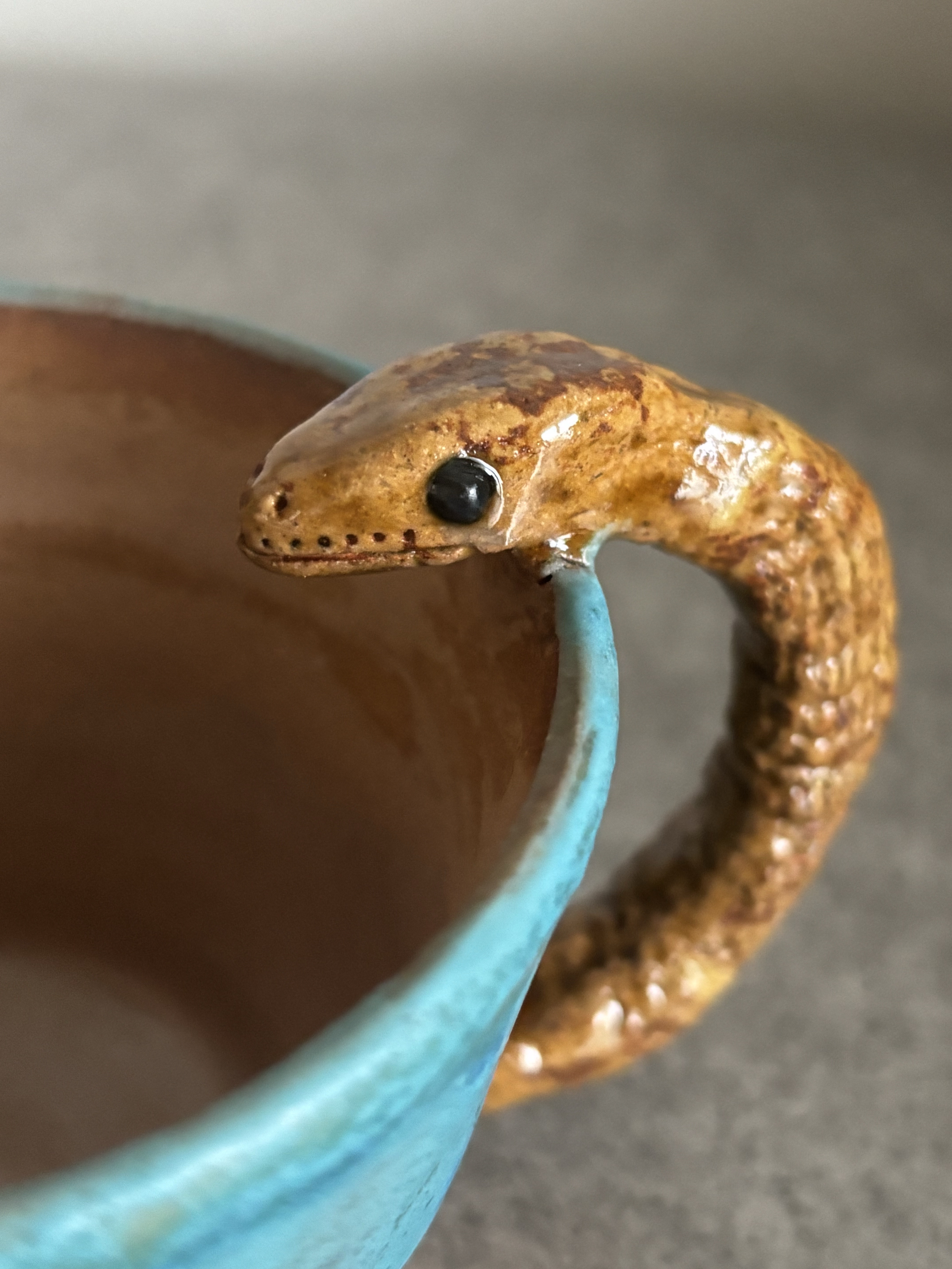 ヘビ　コーヒーカップ　爬虫類　ヘビが取っ手　釉薬垂れ　ハワイアンブルー　Ｓ-4