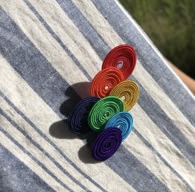 まわりて めくる カタカムナ ブローチ