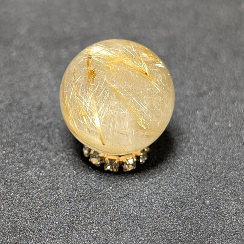 T-23天然タイチンルチル手彫り貔貅 ゴールドルチル 金針水晶 ヒキュウ開運 独特な表情が見られる ゴールド タイチンルチル 13ミリ 金針入り水晶 1