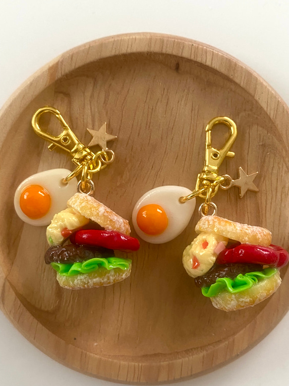 ♡イングリッシュマフィンサンド♡　こぶた　チャーム　フェイクフード　樹脂粘土 イングリッシュマフィン 目玉焼き ハンバーガー チャーム 食品サンプル