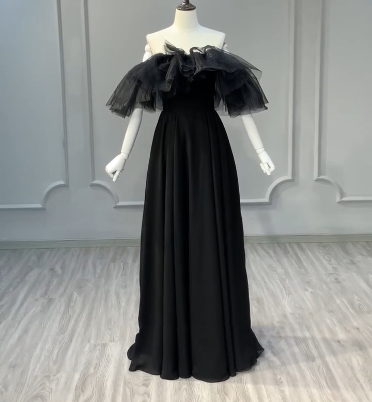 お色直し　胸フリル　フレア袖　オフショルダー　ブラック黒　スレンダーライン　細見えシルエット　カラードレス2の腕を隠せる