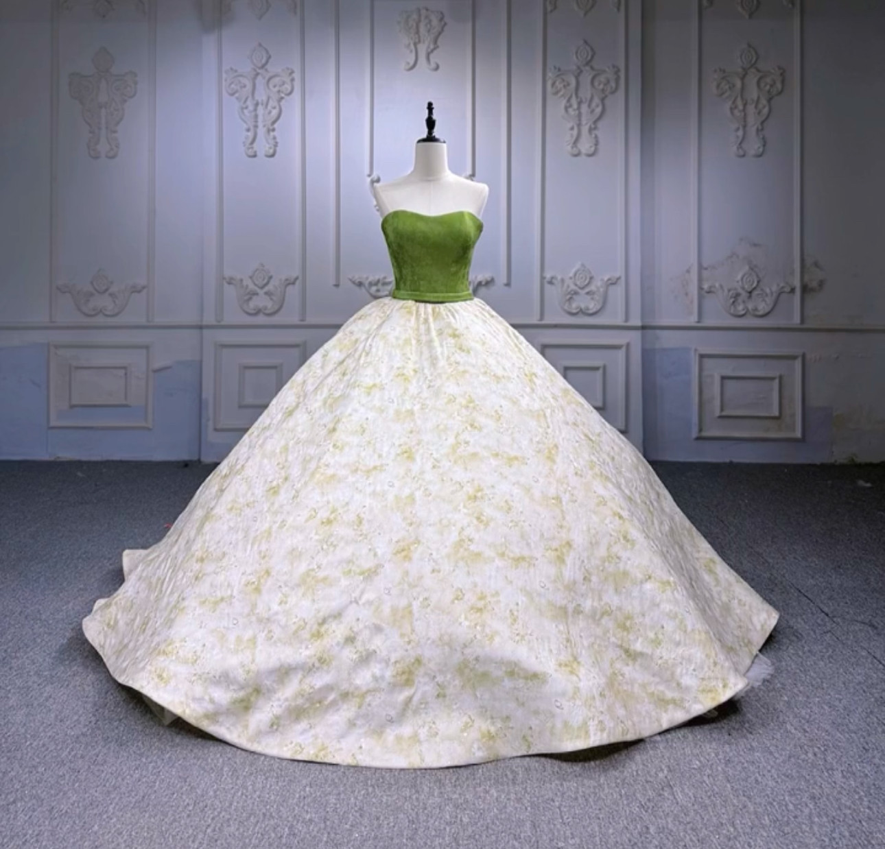 可愛いカラードレス　蝶々柄あり　グリーン緑　チューブトップ　袖無し編み上げ　音楽会演奏会成人式パーティードレスイブニング