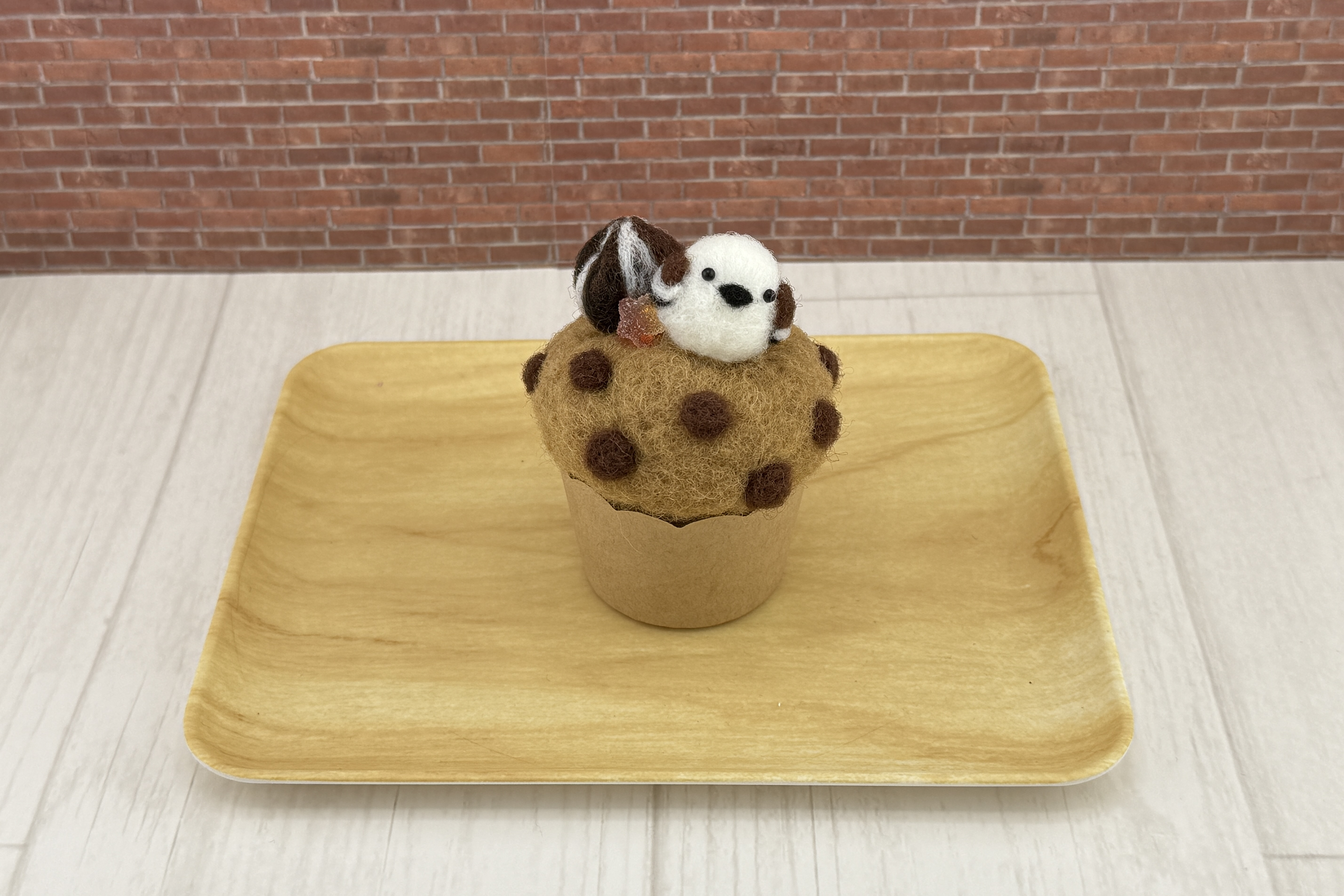 シマエナガのチョコチップマフィン〉羊毛フェルト 置物 羊毛フェルト