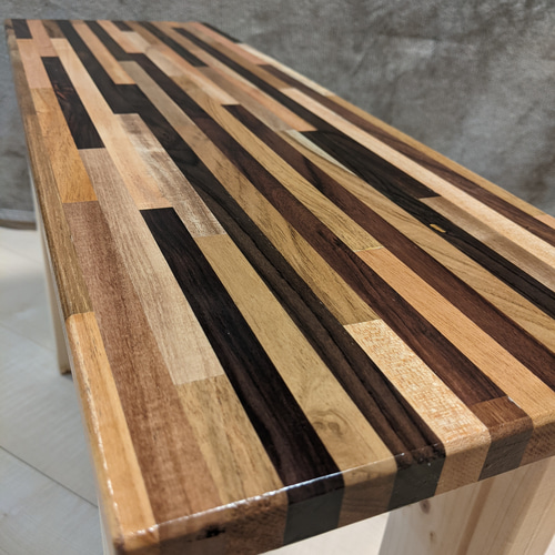 ブラウン木製ストライプデザイン椅子