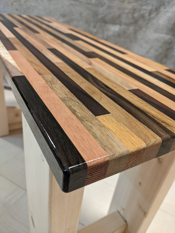 ブラウン木製ストライプデザイン椅子 ブラウン木製ストライプデザイン椅子