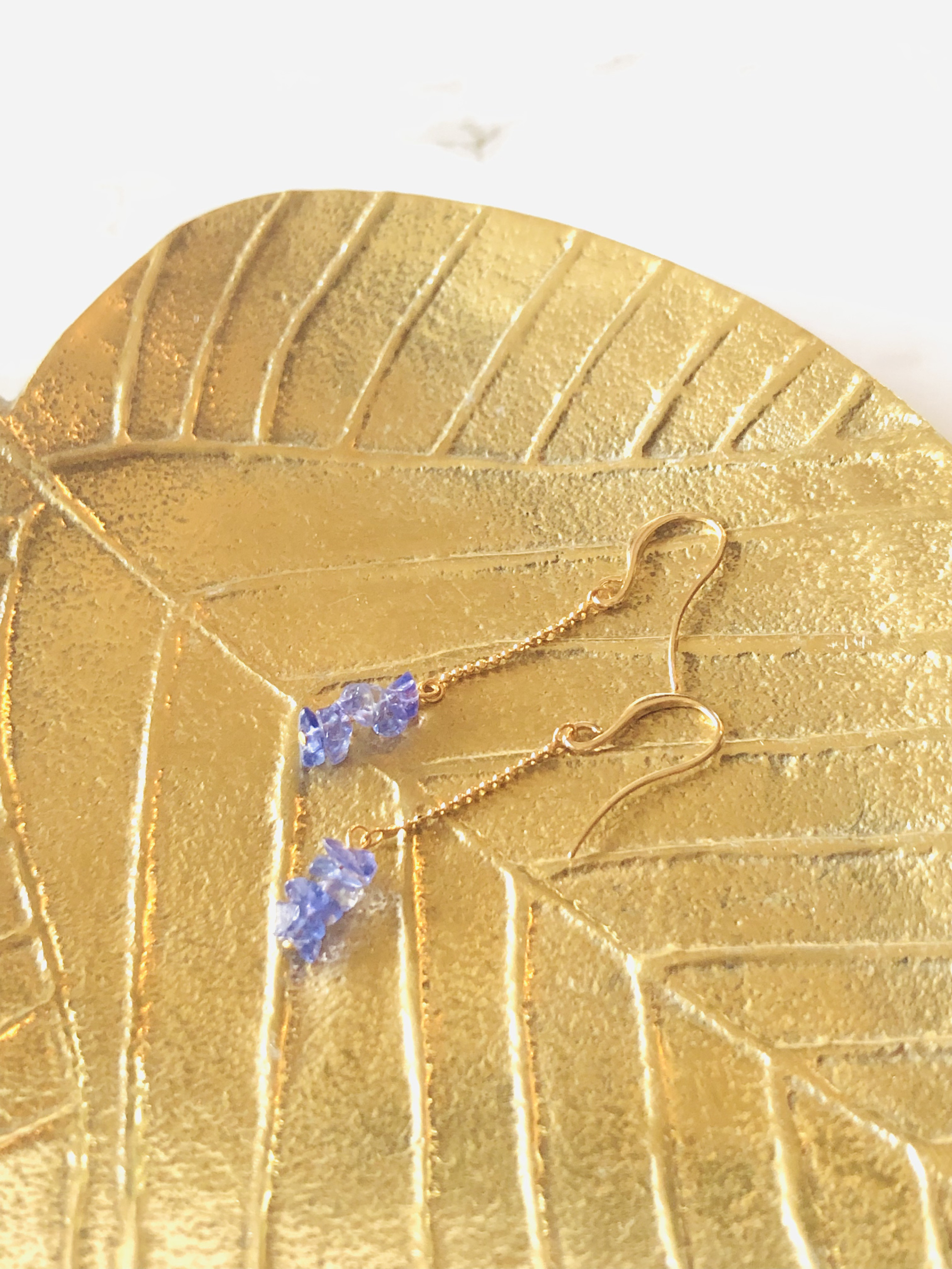 タンザナイトのゆらゆらピアス