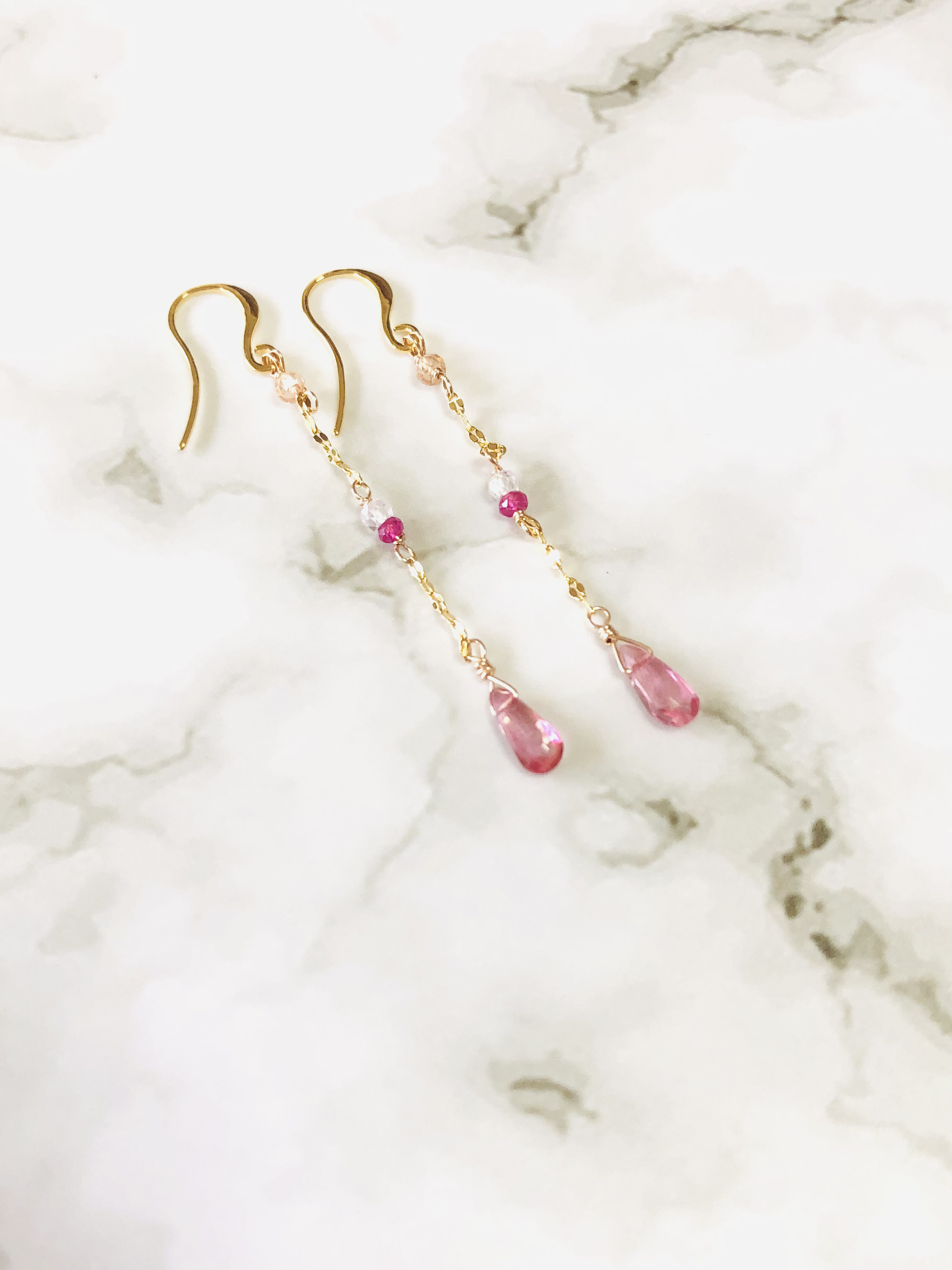 ルビーとピンクトパーズのゆらゆらピアス