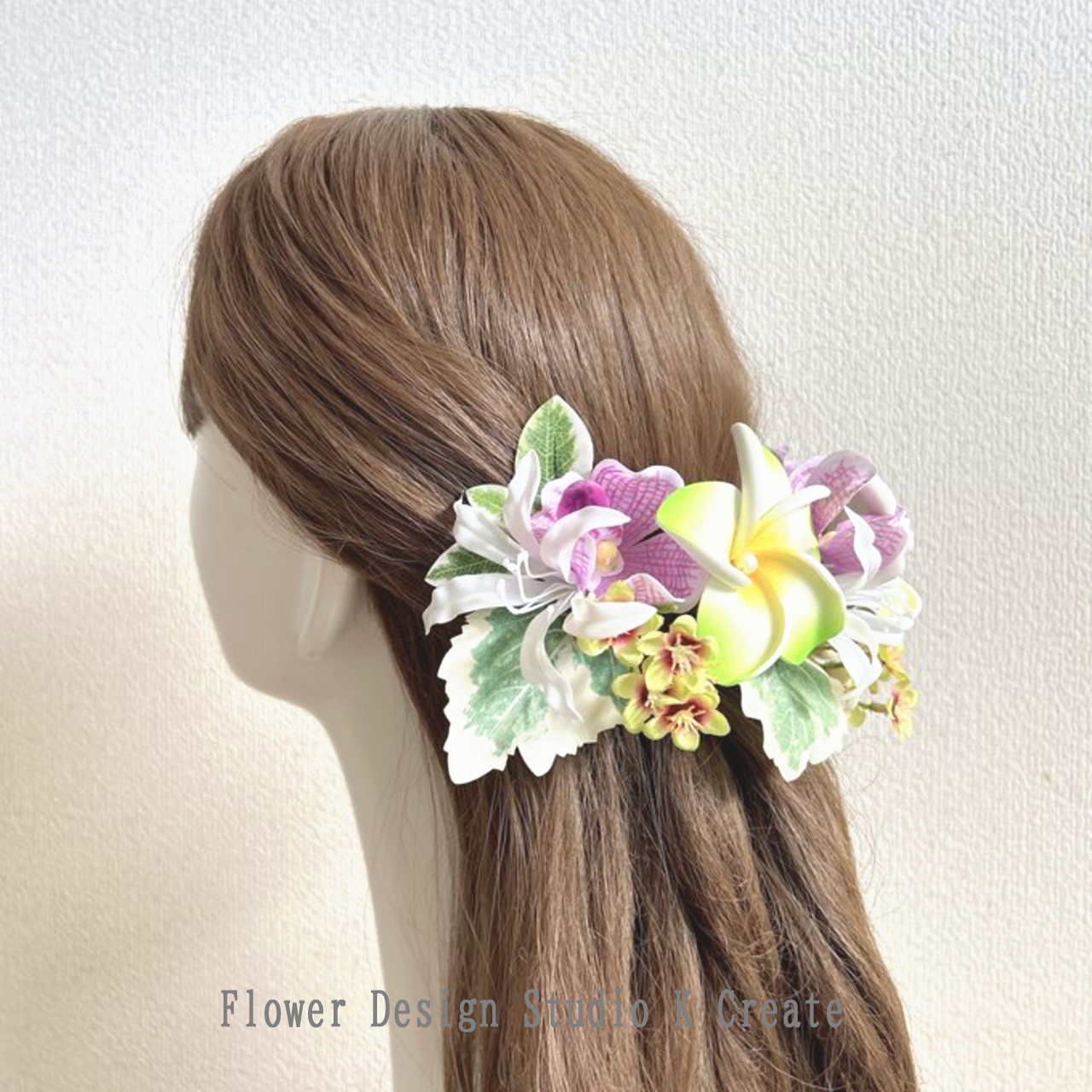 黄緑のプルメリアとオーキッドのヘッドドレス　リゾ婚　海外挙式　結婚式　ウェディング　花嫁ヘア　プルメリア　ヘッドパーツ