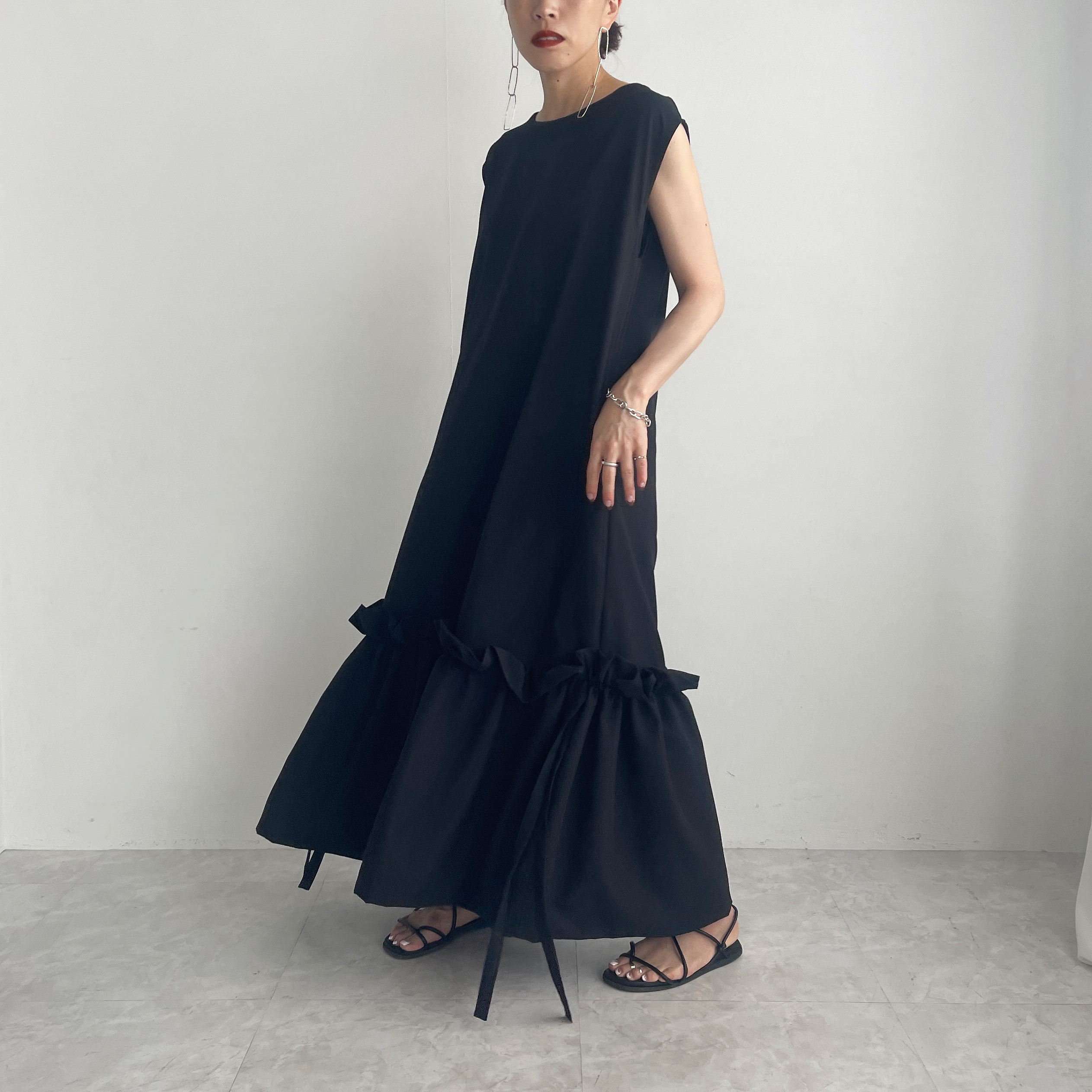 フリルヘムノースリーブドレス(black)