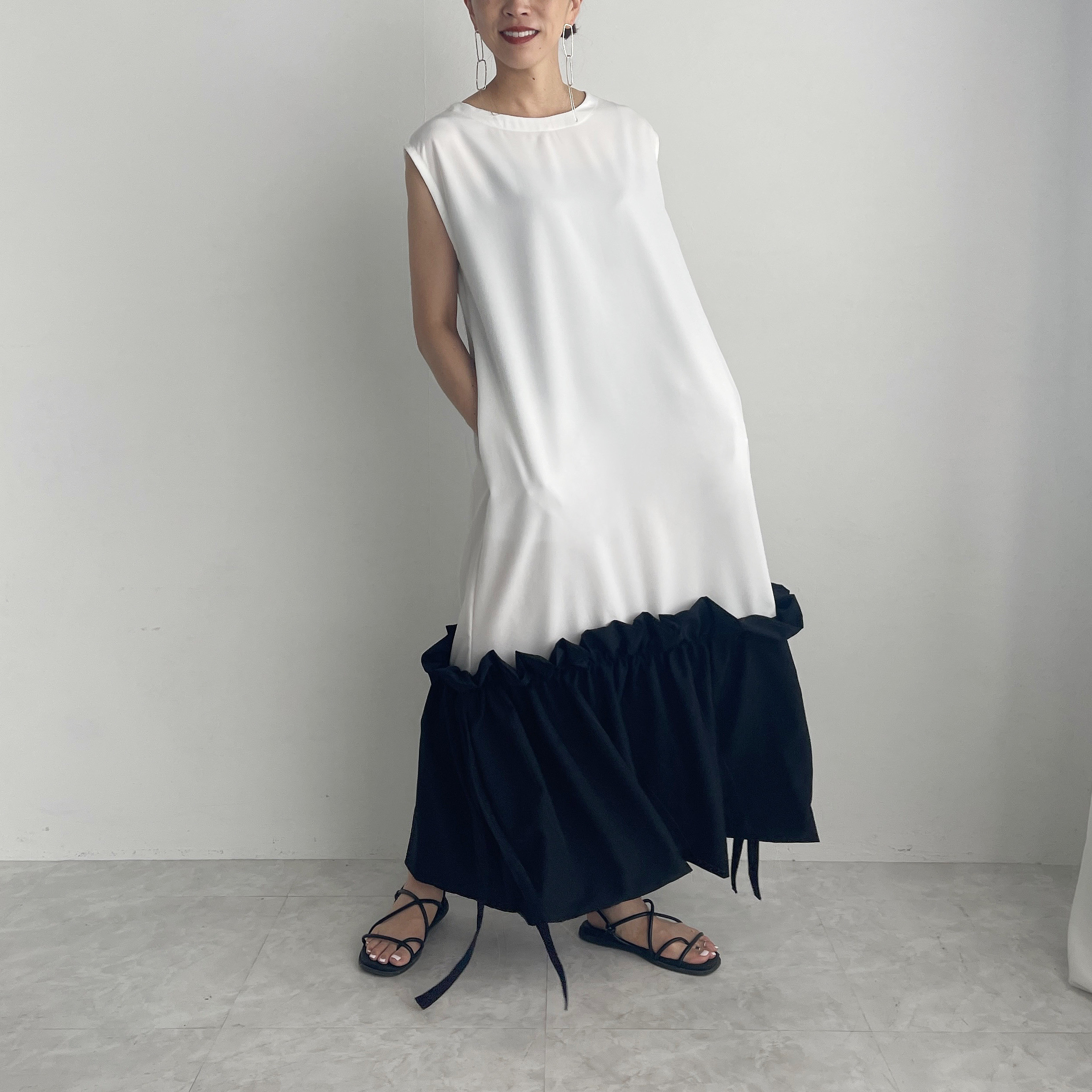 フリルヘムノースリーブドレス(white×black)