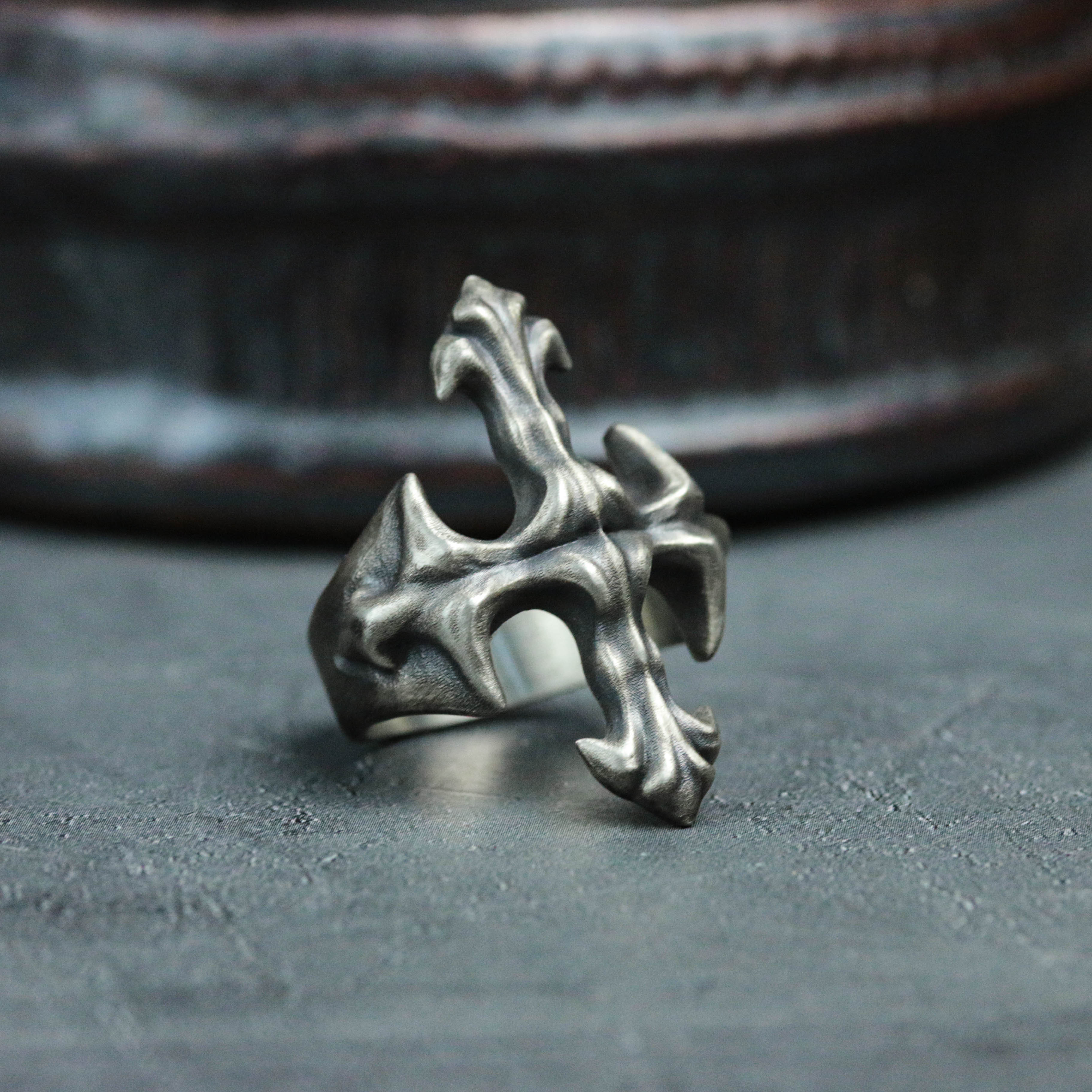 フレアクロスのシルバーリング - シンプルなメンズスタイルの十字モチーフ（ハンドメイド）