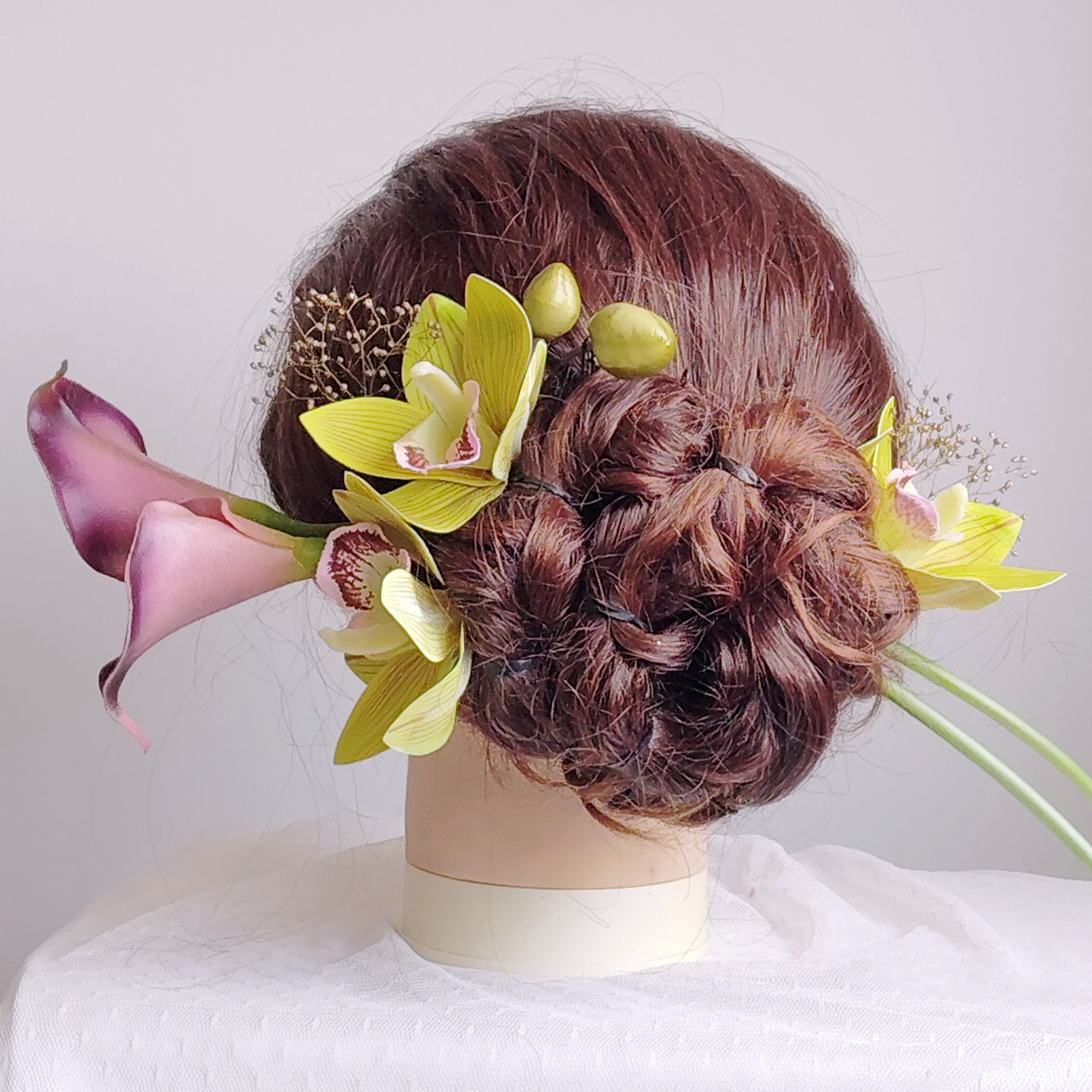 パープルのカラーリリィとグリーンのカトレアの髪飾り　紫　緑　和装　花嫁　結婚式　色打掛　成人式　卒業式　ヘッドドレス　袴