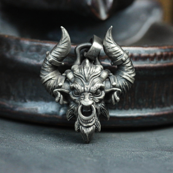 ミノタウロス風シルバーペンダント - ユニークなブルヘッドモチーフ