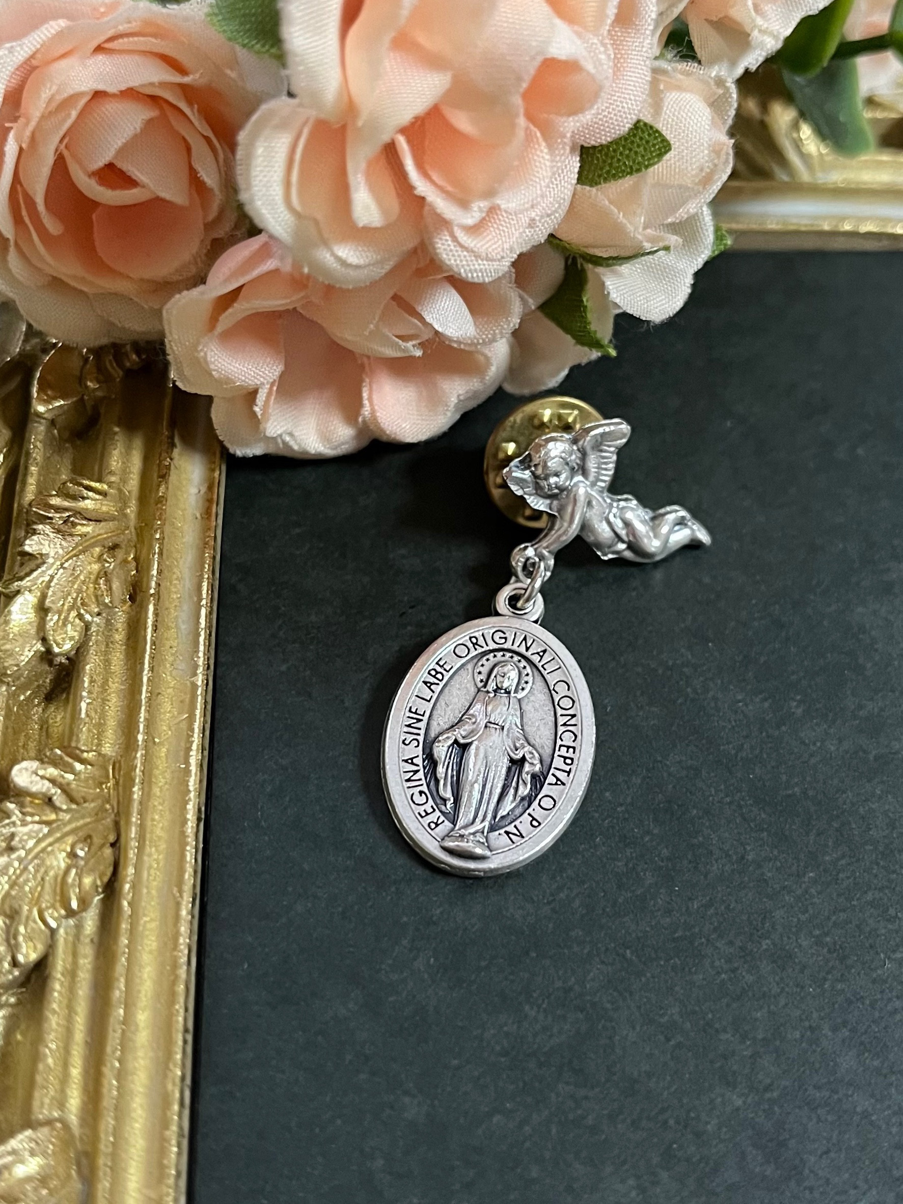 ピンバッジ 天使+不思議のメダイマリア様 Italy ピンバッチ Maria 通販