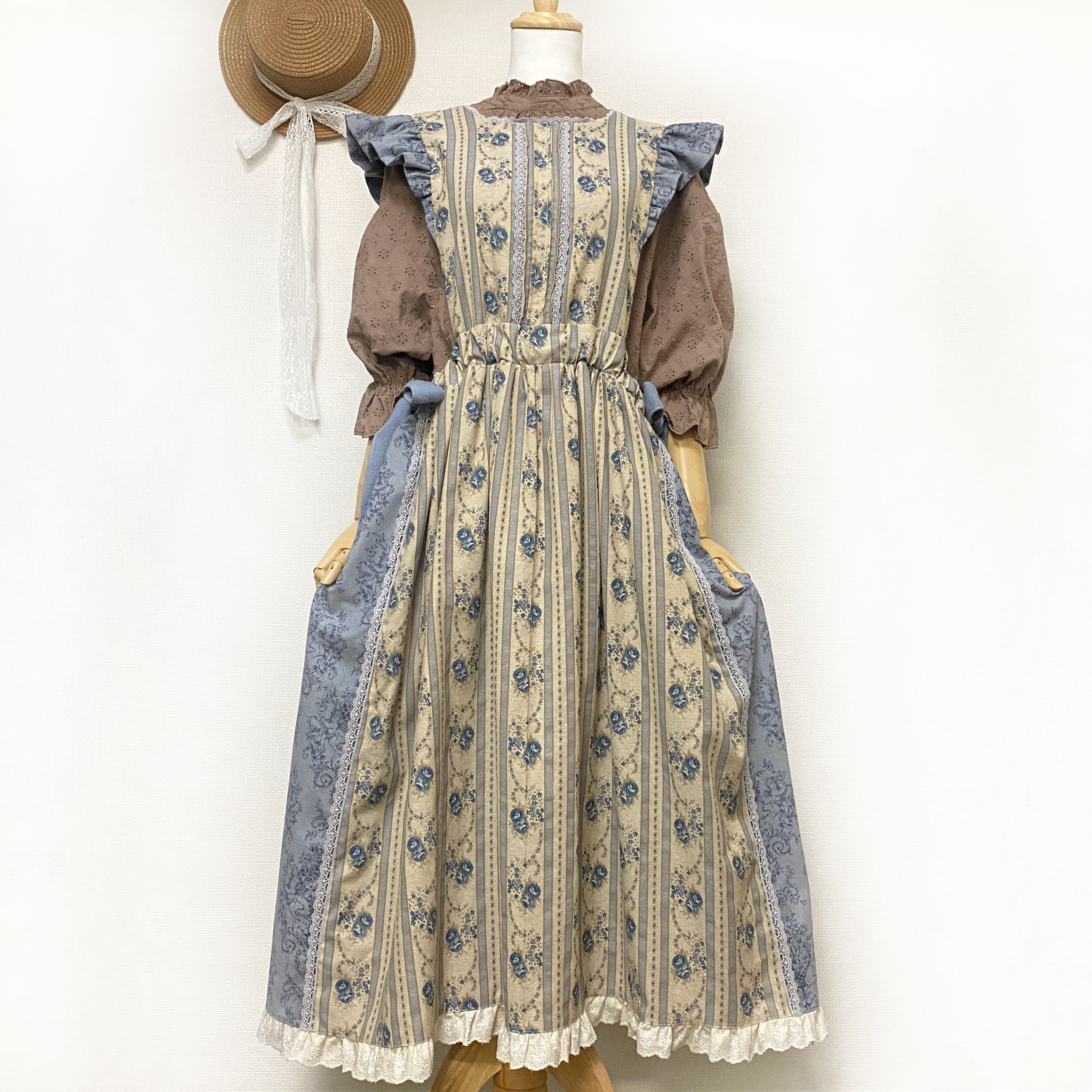 レトロなカントリー調エプロンワンピース