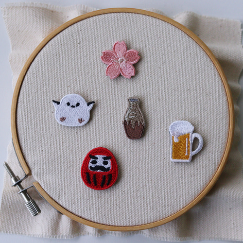 1枚320円　可愛いキャラクター刺繍ピンバッジ 刺繍ピンバッジ 「折々」 ピンバッチ 折々 通販 19596084｜Creema