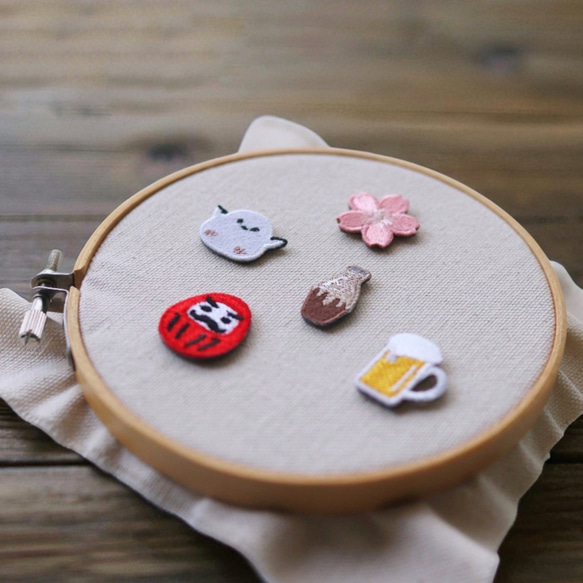 1枚320円　可愛いキャラクター刺繍ピンバッジ 刺繍ピンバッジ 「折々」 ピンバッチ 折々 通販 19596084｜Creema