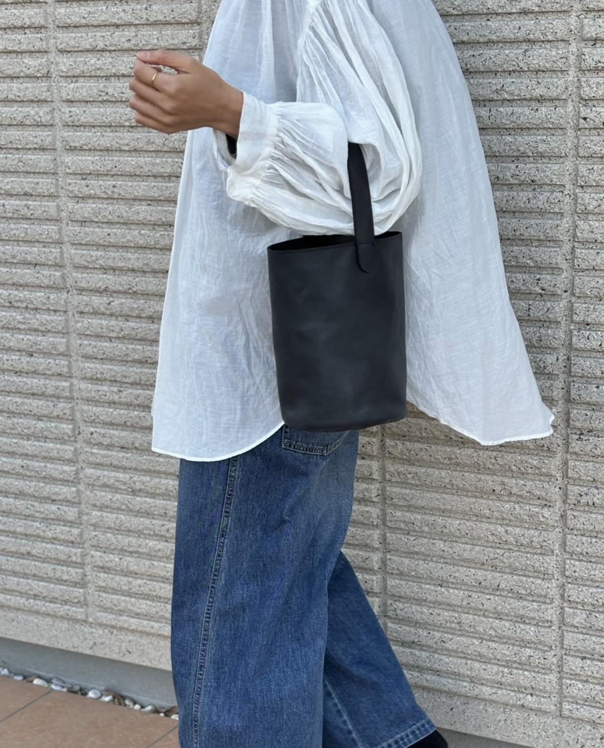 【大人シンプル・バケツ型レザーバッグ｜ブラック／オフホワイト｜国産牛革・2タイプ仕上げ】