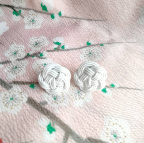 一重咲き水引梅　白　イヤリング　花　アレルギー対応　軽い　結婚式　成人式　前撮り　二次会　お呼ばれ　和装　和風　和モダン 5枚目の画像