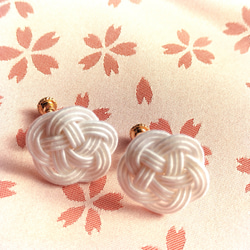 一重咲き水引梅　白　イヤリング　花　アレルギー対応　軽い　結婚式　成人式　前撮り　二次会　お呼ばれ　和装　和風　和モダン 6枚目の画像