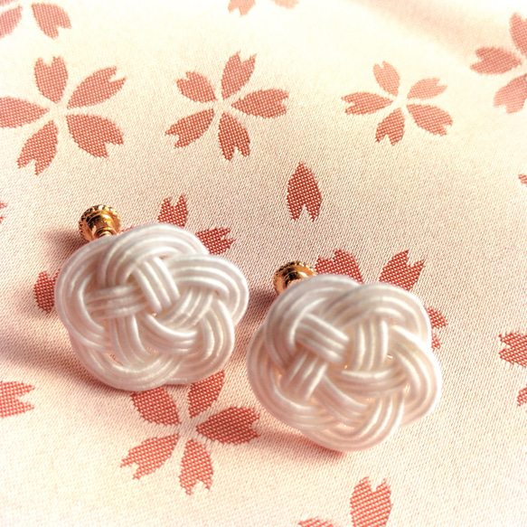 一重咲き水引梅　白　イヤリング　花　アレルギー対応　軽い　結婚式　成人式　前撮り　二次会　お呼ばれ　和装　和風　和モダン 6枚目の画像